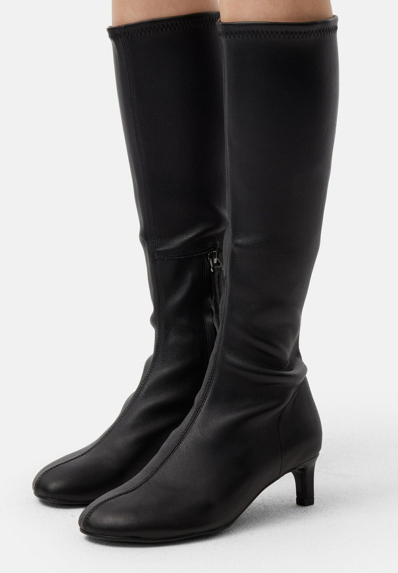Stivali neri in pelle al ginocchio con tacco sottile, dotati di una zip laterale e una texture liscia, accentuati da cuciture minimaliste.