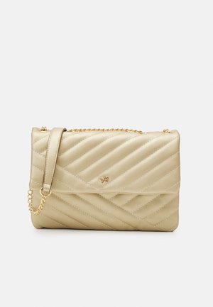 Sac en cuir synthétique doré matelassé avec une chaîne dorée. Présente des coutures en diagonale et un petit logo embossé à l'avant.