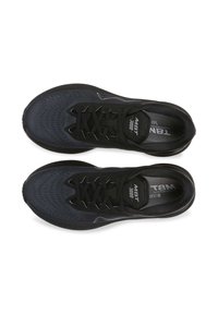 Zapatillas deportivas negras con parte superior texturizada, punta redonda y cordones. El diseño incluye un logo plateado en el costado y una suela acolchada.