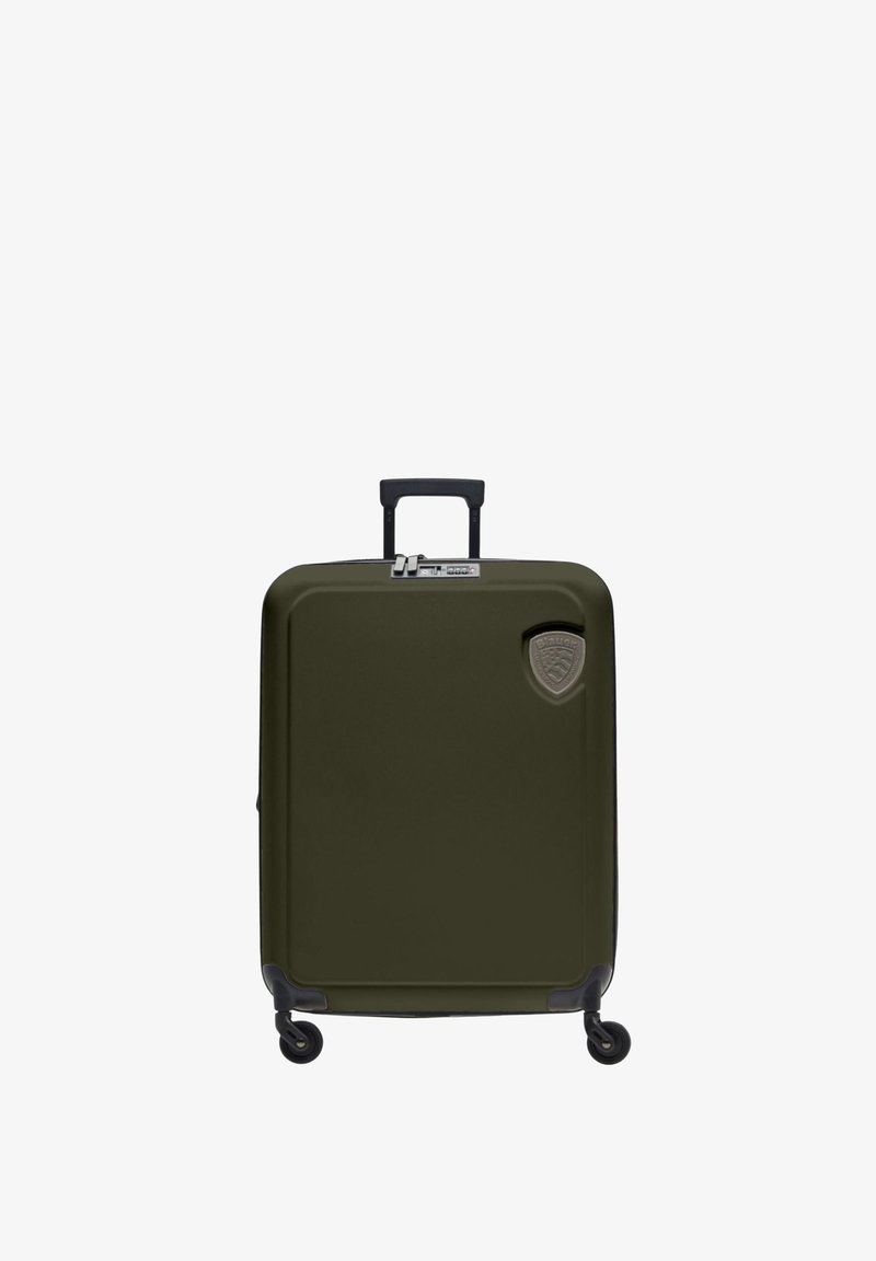 Maleta de carcasa dura color verde oliva con cuatro ruedas giratorias, asa retráctil, cremallera doble y un logo en forma de escudo de la marca en la parte frontal.