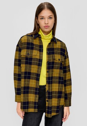 Gelbes und marineblau kariertes Hemd mit zwei Brusttaschen, Knopfleiste und weicher Textur, über einem gelben Rollkragenpullover getragen.