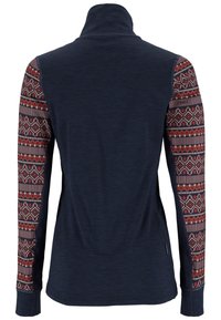 Langarmshirt aus dunkelblauem Stoff mit hohem Kragen; gemusterte rote und cremefarbene Akzente an den Ärmeln zeigen geometrische Designs.
