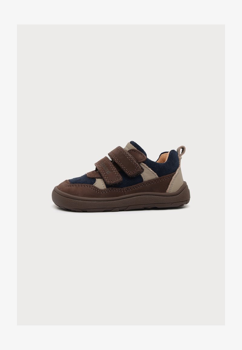 Baskets enfant marron et bleu marine avec deux bandes velcro réglables et une semelle en caoutchouc texturée sur fond uni.