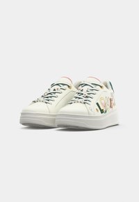 Sneakers bianchi in pelle con design ricamati colorati, punta rotonda, suola texturizzata e colori delle lacci a contrasto. Presentano dettagli in hardware dorato.