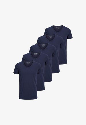 Cinque magliette da uomo blu navy a maniche corte con scollo a V impilate in modo sfalsato su sfondo bianco.