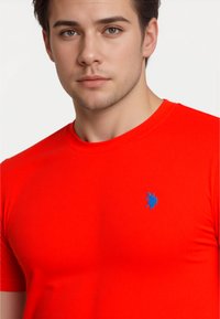 U.S. Polo Assn. KURZARM - Basic póló - rot