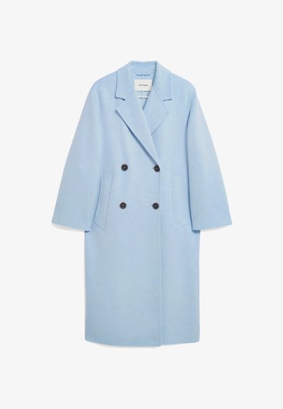 Hellblauem Wollmischungs-Mantel mit doppelreihigem Design, Reverskragen, zwei vorderen Taschen und dunklen Knöpfen, der einen lässigen Schnitt aufweist.
