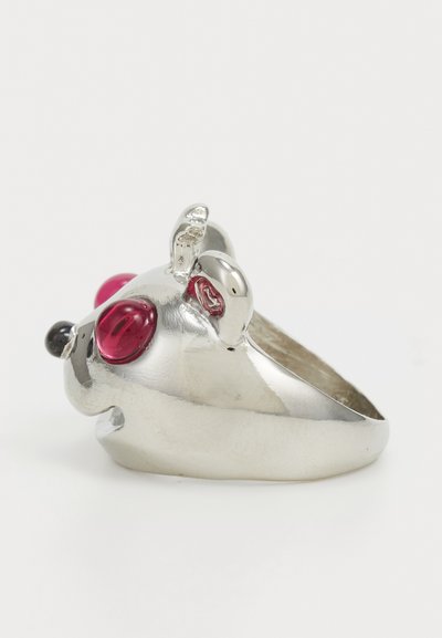 Silberner ring in Tierform mit roten und schwarzen, harzähnlichen Augen, glatter Oberfläche und abgerundetem Design mit subtilen Details auf der Oberfläche.