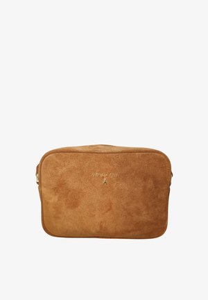 Sac bandoulière rectangulaire en suède marron avec des bords arrondis, logo doré "PATRIZIA PEPE" et petit emblème d'insecte au centre devant.