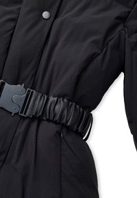 Cappotto imbottito nero con ampia cintura in pelle arricciata, dotata di una grande fibbia nera opaca, chiusura a bottoni e dettagli con zip sulle tasche laterali.