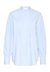 Blouse bleu clair à manches longues avec col mao, boutons sur le devant, plis verticaux sur la poitrine et poignets froncés.