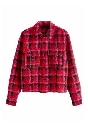 Rød og sort ternet button-up jakke med lange ærmer og to brystlommer, lavet af tekstureret stof.