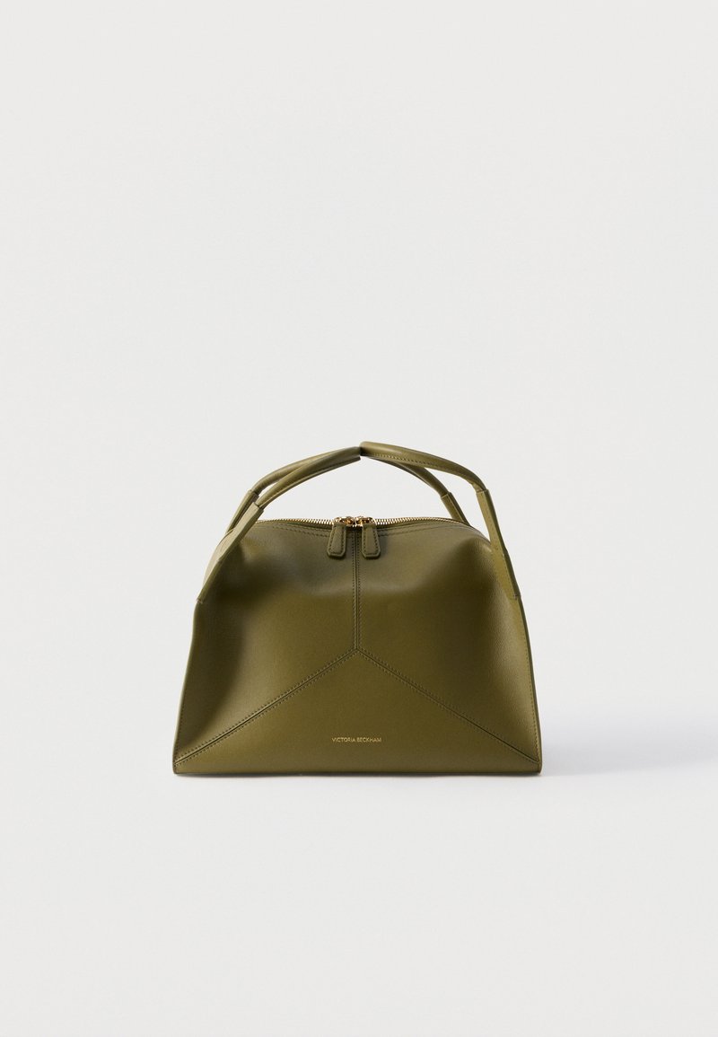 Τσάντα ώμου από δέρμα σε ελιά πράσινο με διπλές χειρολαβές, χρυσλό φερμουάρ και ραμμένο τρίγωνο σχέδιο στην μπροστινή επιφάνεια.