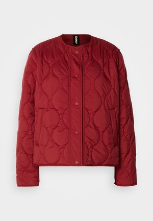 Chaqueta acolchada roja con cuello redondo, cierre a presión y una superficie texturizada con patrones curvos. Fabricada en un material ligero.