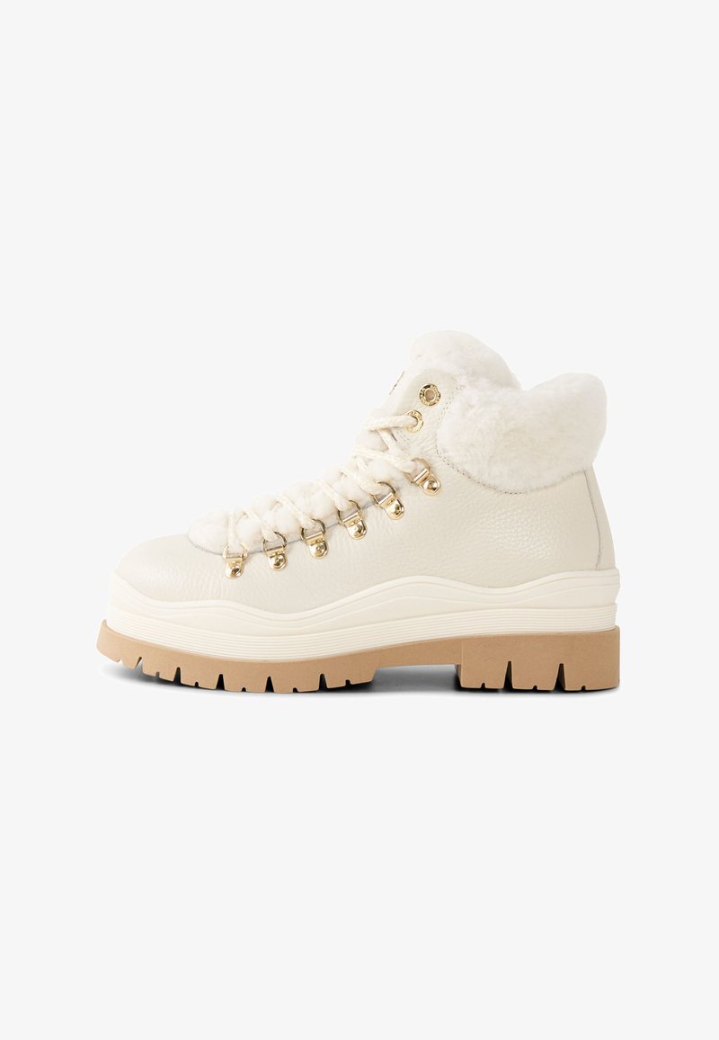 Białe skórzane buty trekkingowe z kołnierzem z sztucznego futra, złotymi elementami i grubą gumową podeszwą. Posiadają przednią część z sznurowadłami i teksturowane wykończenie.