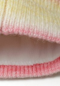 Berretto lavorato a maglia con una gradazione dal giallo al rosa, con una texture morbida e fluffy e un bordo a coste di colore rosa. Fodera interna bianca.