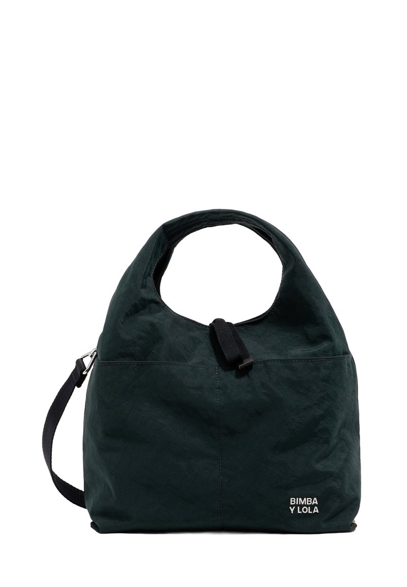 Torba na ramię z ciemnozielonej tkaniny z unikalnym okrągłym uchwytem, regulowanym paskiem i subtelnym, białym logo w dolnym rogu.