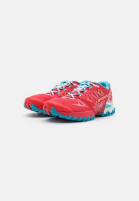 Scarpe da trail running rosse con tomaia in rete traspirante, accenti blu, suola in gomma resistente e pattern testurizzati per la trazione.