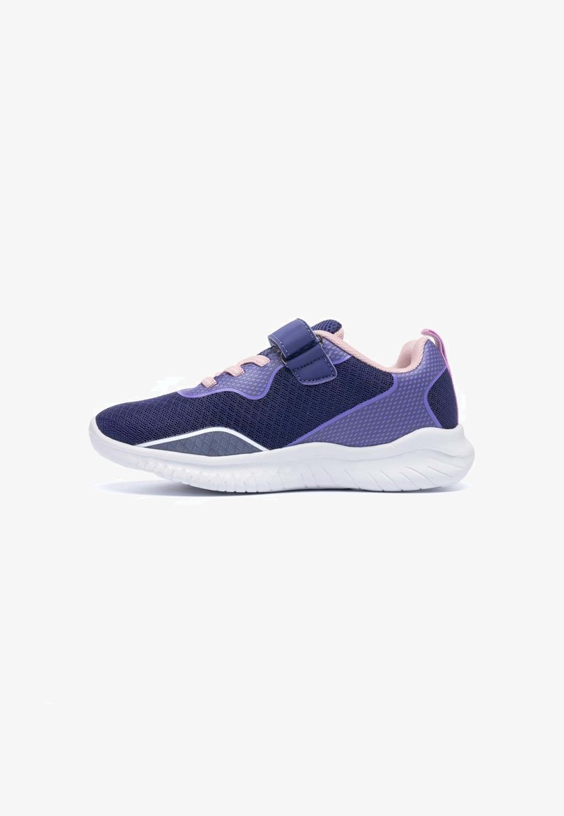 Baskets enfant bleu marine et violet avec des accents roses, une bride velcro, une semelle légère et une tige en mesh respirant.