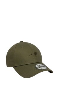 Oliwkowa bawełniana czapka z zakrzywionym daszkiem, teksturowaną powierzchnią i haftowanym logo z przodu. Posiada otwory wentylacyjne i zapięcie typu snapback.