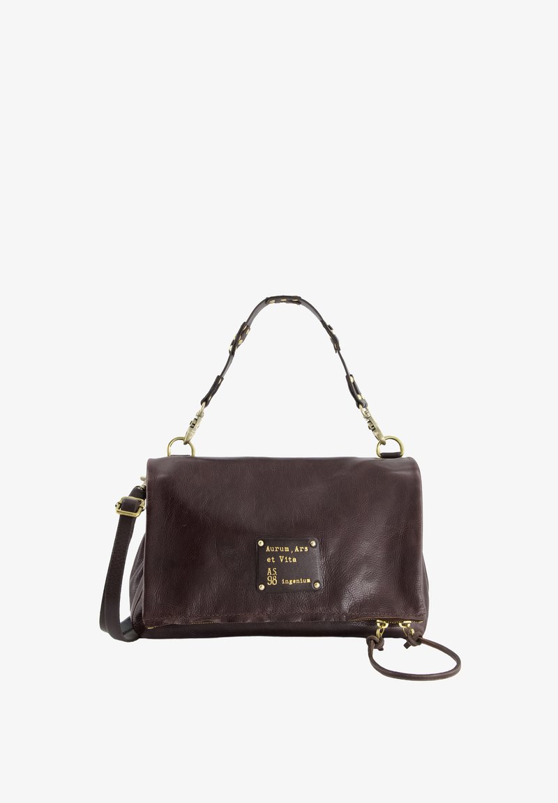 Dunkelbraune Lederhandtasche mit Obergriff, abnehmbarem Schulterriemen und einem goldbeschrifteten Patch auf dem vorderen Klappdeckel.