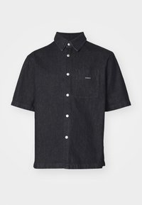 Camicia a manica corta con bottoni in denim scuro, con bottoni bianchi, colletto a punta, taschino sul petto e un branding sottile sulla tasca.