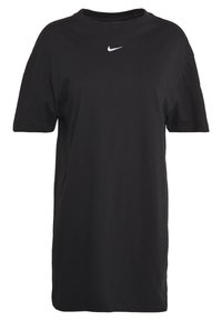 Svart bomulls-t-shirt med rund halsringning och korta ärmar. Har en liten vit Nike-logotyp på bröstet. Normal passform och mjuk textur.