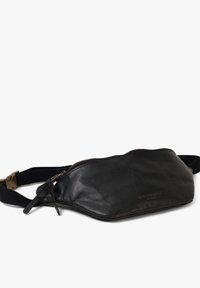 Schwarze Leder-Bauchtasche mit glatter Textur, Reißverschluss und verstellbarem Stoffriemen. Verfügt über ein dezentes eingeprägtes Logo.