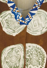 Brun tyg med stora, runda gröna och vita mönster som har intrikata mönster. Blå och vit mönstrad halsringning. Naturlig textur.