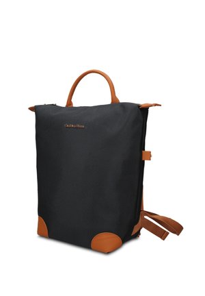 Sac à dos rectangulaire noir avec poignées en cuir marron, renforts d'angle et bretelles réglables, debout sur fond blanc.