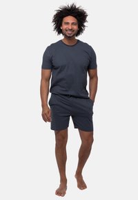 Dunkelblaues T-Shirt mit kurzen Ärmeln und passenden Kordelzugshorts. Glatte Textur, lässige Passform, keine sichtbaren Muster oder Designs.