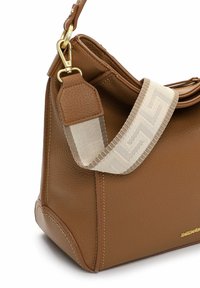 Hnědá kožená kabelka s texturovaným povrchem. Má krémový popruh s geometrickým vzorem a zlaté kovové doplňky.