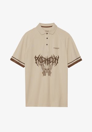 Beige polo shirt met bruine accenten, featuring een grafische print van een vlinder en een schedel. Korte mouwen met contrasterende strepen.