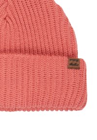 Gorro de punto coral con textura acanalada, con vuelta en el puño y un parche de cuero marrón con un diseño de ola.