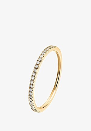 Anillo de oro delgado con una fila de pequeños diamantes redondos engastados a lo largo del borde exterior sobre un fondo blanco.