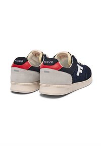 Baskets en suede bleu et gris avec des accents rouges, dotées d'une semelle en caoutchouc, d'un détail logo blanc et d'un tissu texturé sur le talon et la languette.