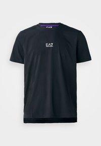 Svart kortermet t-skjorte med perforert tekstur, EA7-logo i hvitt på forsiden, rund halslinning og kontrastfarget lilla innside.