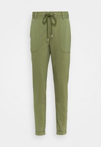 Pantaloni jogger verdi realizzati in materiale morbido, dotati di una vita con cordoncino, due tasche laterali e gamba affusolata con orli arrotolati.