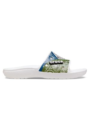 Witte slidesandaal met blauwgroene paisley-patroonband met zwart Crocs-logo aan de zijkant.