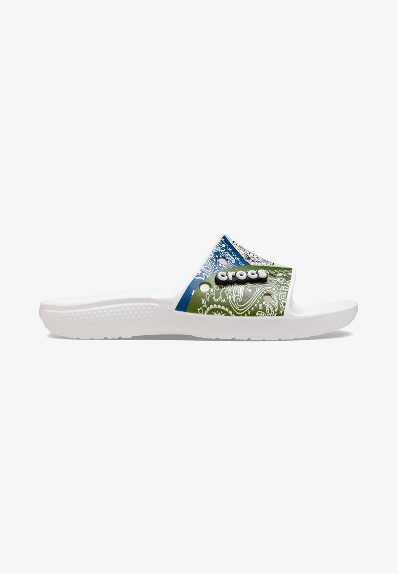 Sandale blanche à enfiler avec bride à motif paisley bleu et vert, avec logo Crocs noir sur le côté.