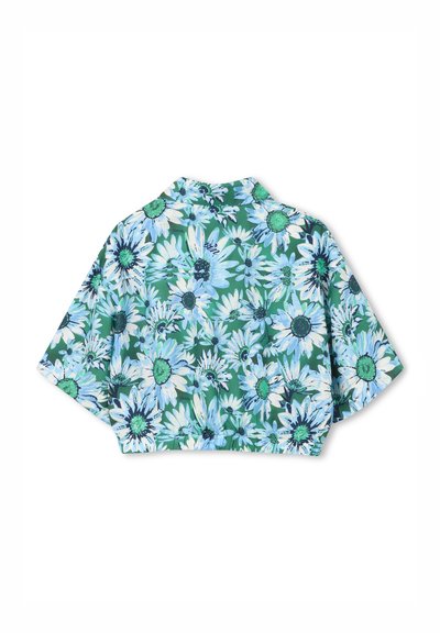 Chemise courte boutonnée verte, présentant un motif floral avec de grandes marguerites bleues et blanches, manches courtes et col décontracté.