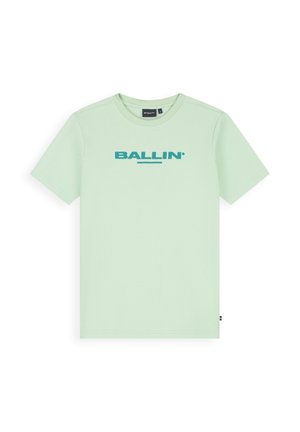 Lichtgroen T-shirt met korte mouwen en ronde hals met turquoise "BALLIN'" tekst gecentreerd op de borst.