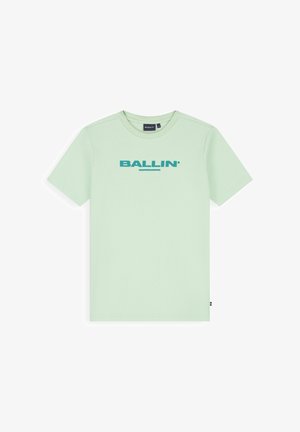 Lichtgroen T-shirt met korte mouwen en ronde hals met turquoise "BALLIN'" tekst gecentreerd op de borst.