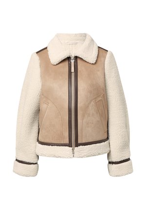 Jacket z miękkiego zamszu w kolorze tan i sztucznego futra w kolorze kremowym, z brązowym zamkiem, dużym kołnierzem, bocznymi kieszeniami oraz kontrastującymi wykończeniami na dolnej krawędzi i mankietach.