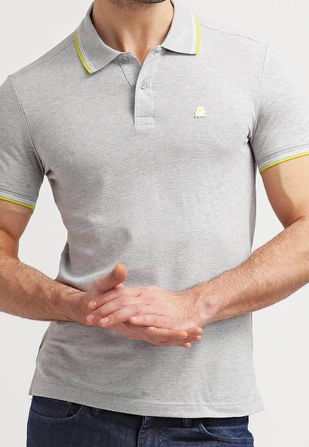 Grå polo skjorta i bomull, med en treknapps placket, gula detaljer på kragen och ärmarna, samt en liten logga på bröstet.