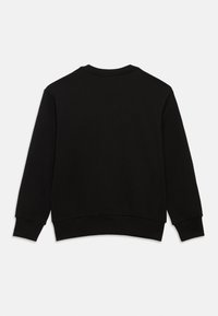 Μαύρο φούτερ, μείγμα βαμβακιού, στρογγυλός γιακάς, μακριά μανίκια, ριμπ μανσέτες και τελείωμα, ομαλή υφή, απλό σχέδιο, χωρίς εμφανή λογότυπα ή μοτίβα.