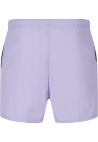 Shorts de baie lila cu talie elastică, buzunare laterale și un material ușor, texturat. Designul prezintă o siluetă simplă și curată.