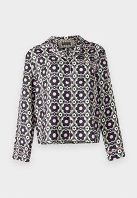 Chemise à manches longues avec un motif floral en noir, blanc et rose. Comprend un col, une fermeture à boutons et un passepoil rose contrastant le long des coutures.