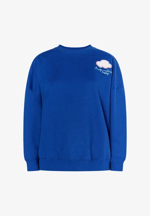 Niebieski sweter z bawełny, z okrągłym dekoltem, długimi rękawami i haftowanym wzorem chmury na lewym ramieniu.