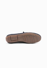 Schuh mit einem dunkelblauen Obermaterial aus Stoff, einer Gummisohle mit einem strukturierten Profilmuster für Griffigkeit und Haltbarkeit.